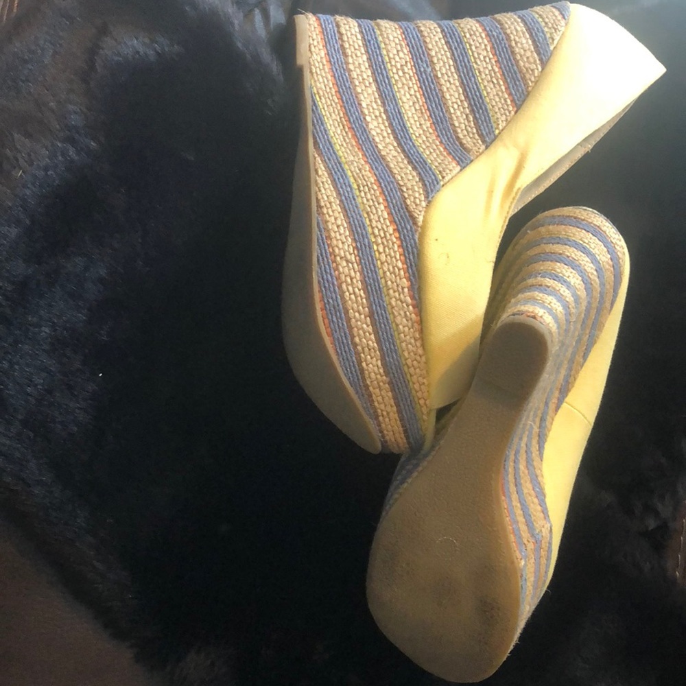 Yellow platform shoe - Picture 3 of 3